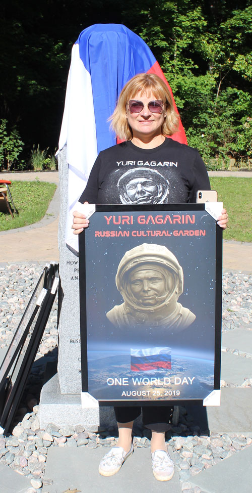 Svetlana Stolyarova before the Gagarin bust unveiling